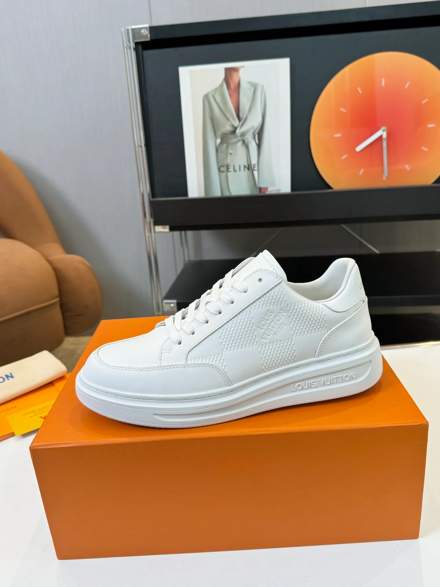 Men's Men's Shoes 💰620💰 LV [Beverly Hills Sports Shoes Series] This Beverly Hills sports shoes are made of grained cow leather with Damier pattern, echoing the current season's leather goods series. The thick rubber outsole is lightweight, and an embossed Louis Vuitton logo adds a branding touch. Padded insole and technical fabric lining enhance comfort.  Detailed Features ♛ Silk cowhide ➕ Tumbled cowhide ♛ Ultra-light rubber outsole ♛ Louis Vuitton logo on tongue and outsole ♛ Size: 38-46